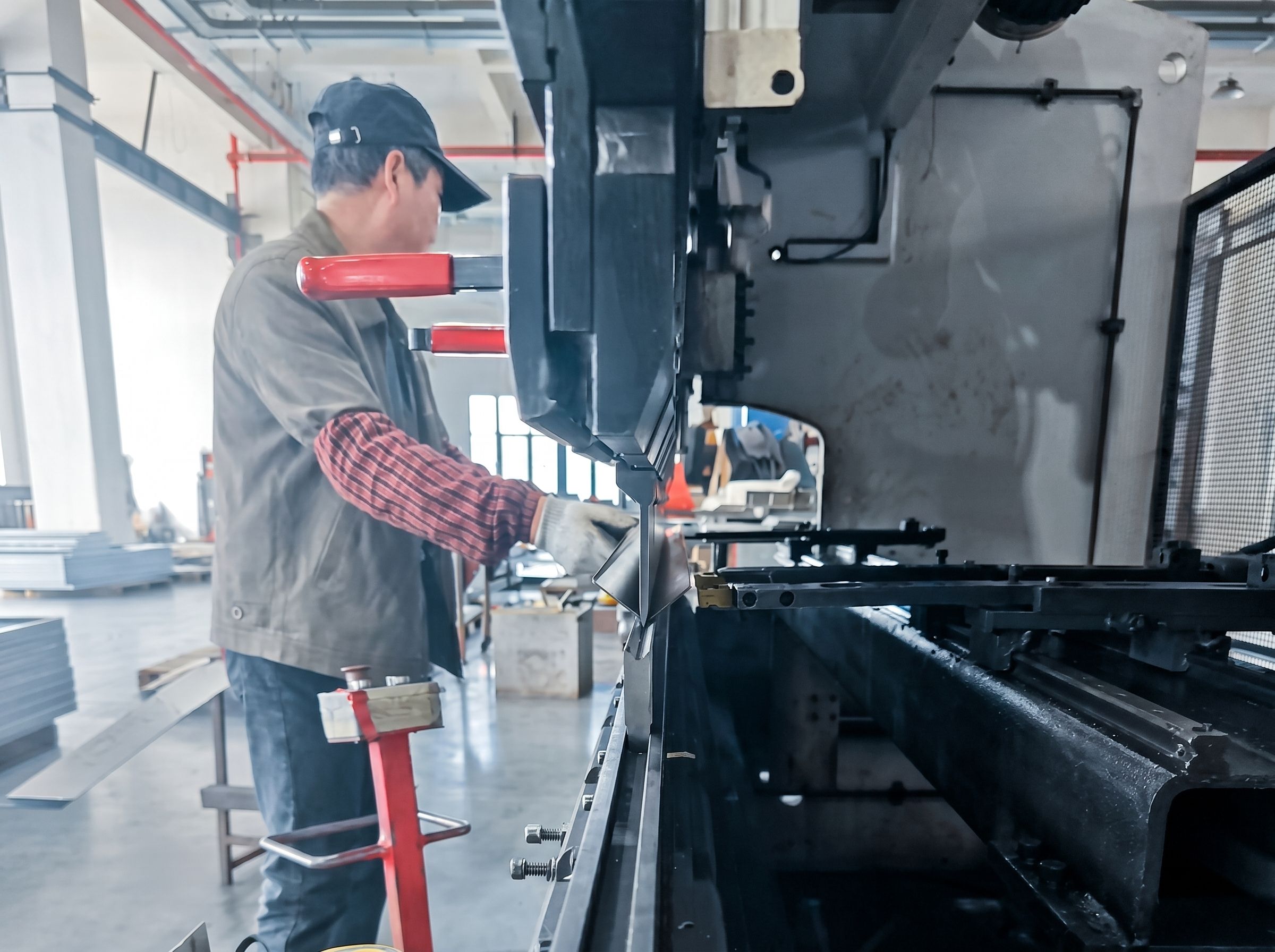 Jiashan Chenchuang: A Strong Manufacturer of Professional Iron Aluminum Toolbox and Equipment Sheet Metal